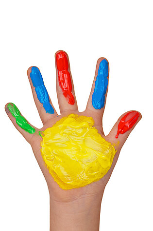 Bild einer bunt angemalten Kinderhand